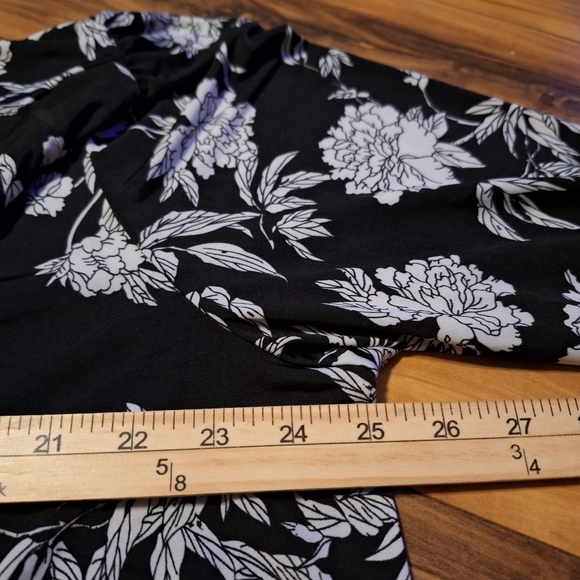 Cocomo Woman 3X Floral Popover Tunic Top Slinky Liquid Knit Flowy Stretch - Picture 6 of 7